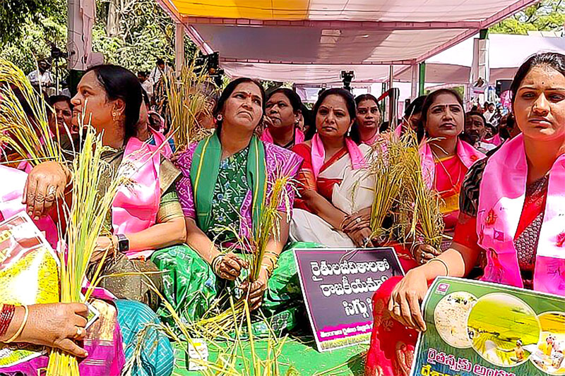 KCR DELHI MAHA DHARNA 1 Paddy procurement: Telangana CM leads 'Maha Dharna' in Delhi