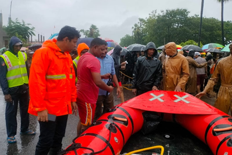 RAIN FLLOD TELANGANA 1 Army helicopters for rescue in flood-hit Telangana village