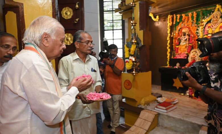 Kerala Governor Arif Mohammed Khan Visits Ram Temple in Thiruvananthapuram for Prayers