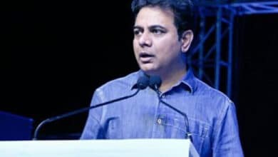 Congress Govt should stand by powerloom garment industry of Siricilla: KTR