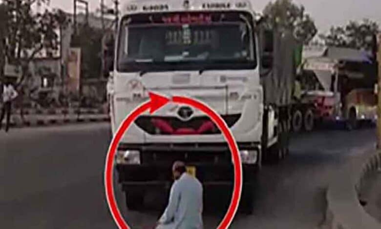 Gujarat Police arrests truck driver for offering Nimaz on road