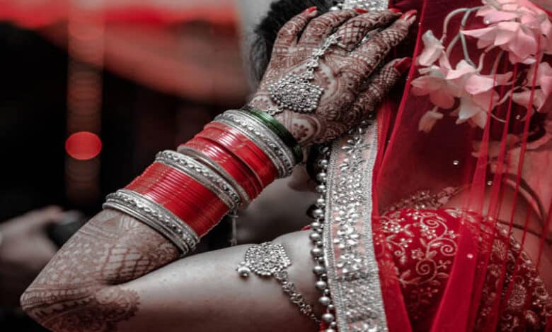 Bride elopes with boyfriend from beauty parlor; groom returns home