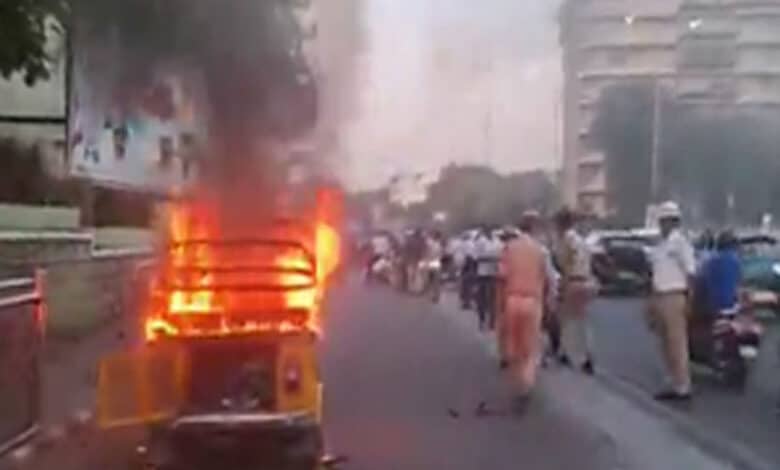 Auto Rickshaw Driver Sets Vehicle Ablaze in Hyderabad as a Form of Protest (video)