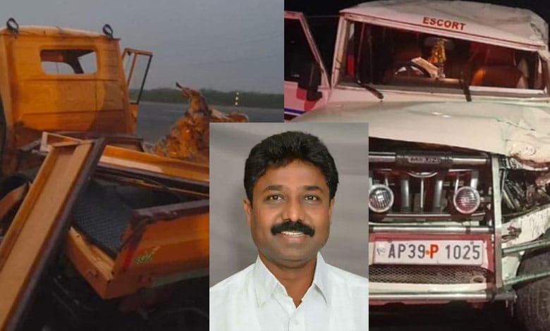 Andhra minister’s convoy collides with autorickshaw, one killed