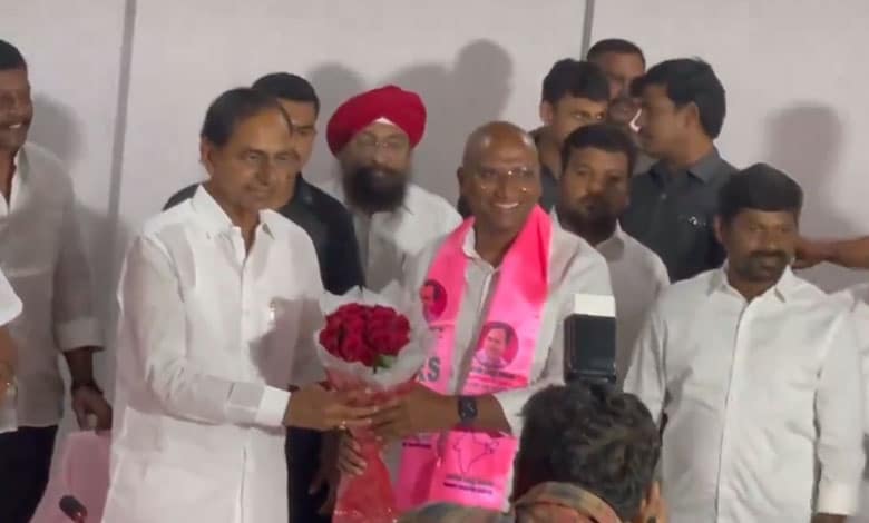 Former BSP Telangana chief Praveen Kumar joins BRS