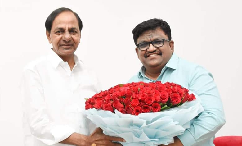 KCR hands over B-form to Naveen Kumar