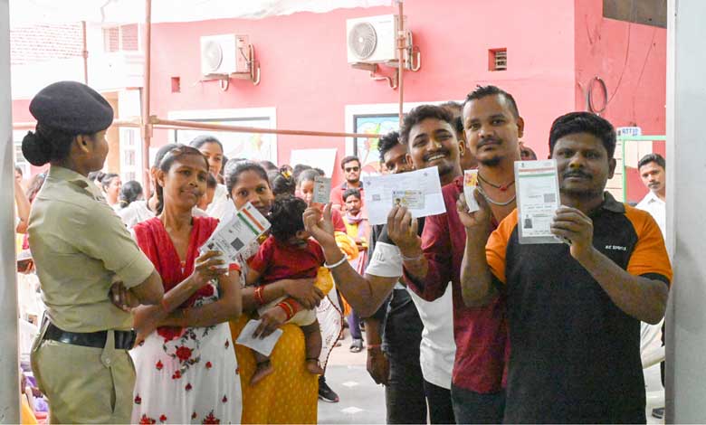 38.77 pc voting till 3 pm in Maharashtra's 13 LS seats; politicians, prominent personalities vote