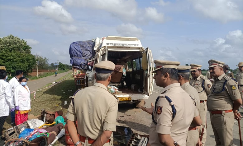 Karnataka News | 13 killed in a road accident, 8 women & 2 children included