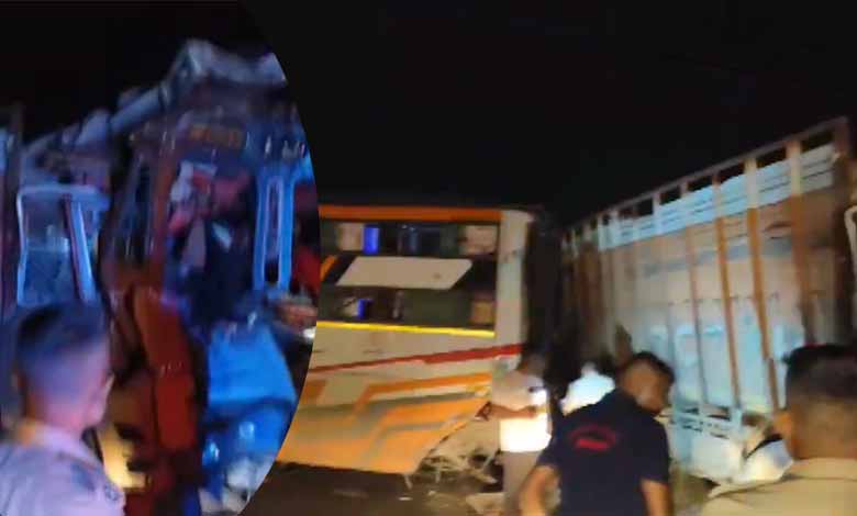 Accident | 6 killed, several injured as truck hits bus on expressway: Video