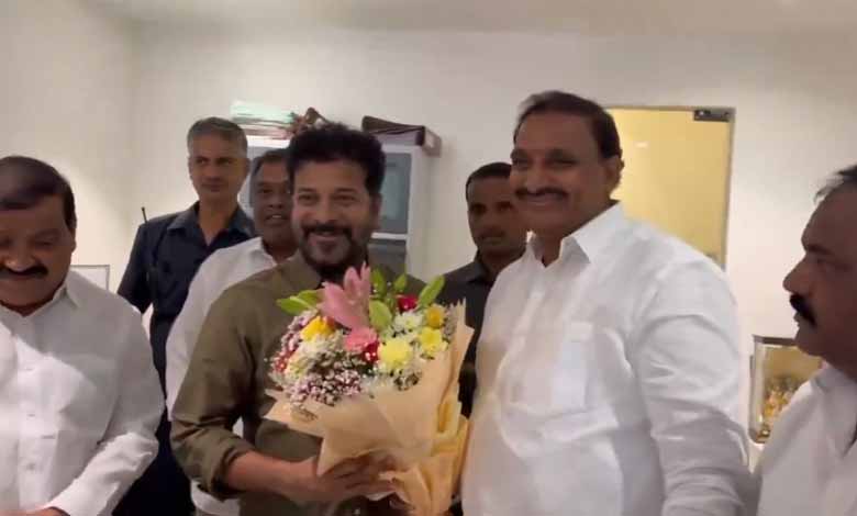 Telangana News | BRS MLA Arekapudi Gandhi joins Congress