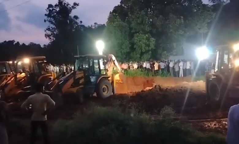 Three-year-old girl falls into borewell in MP's Singrauli district, rescue operation on