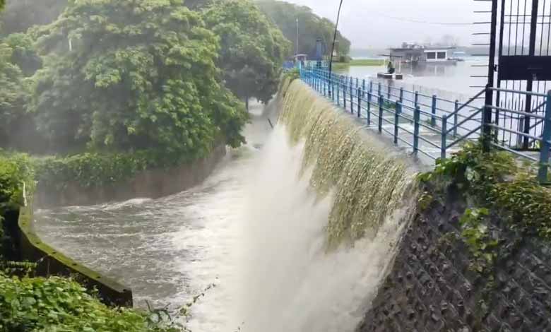 Mumbai: Powai Lake overflows amid heavy rains: Video