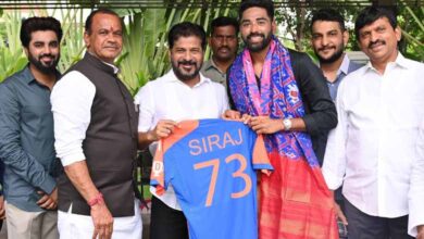 Hyderabad | Siraj Meets CM Revanth Reddy, Presents Team India Jersey: Video