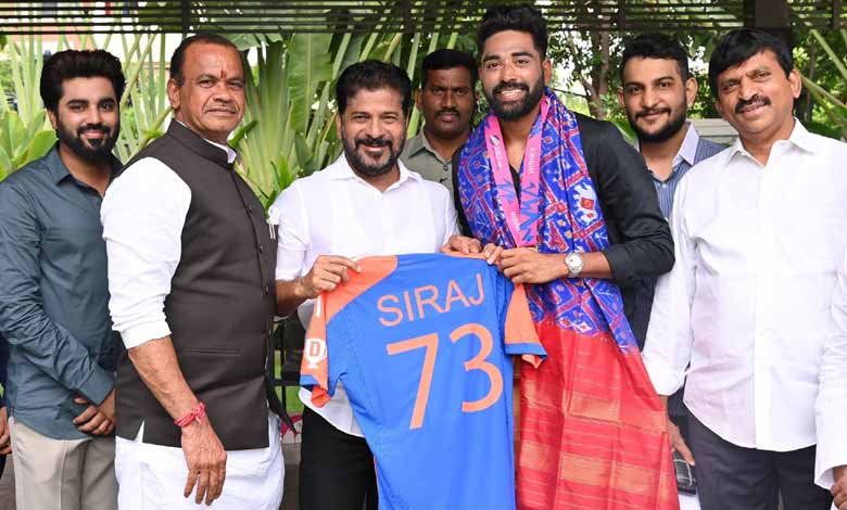 Hyderabad | Siraj Meets CM Revanth Reddy, Presents Team India Jersey: Video