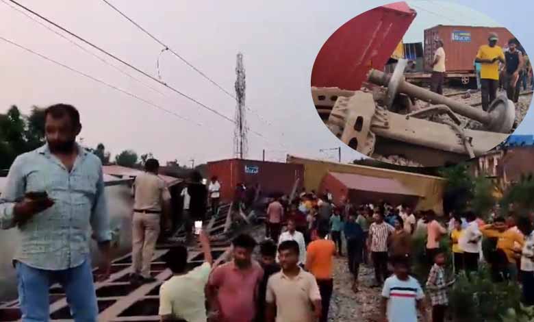 7 wagons of freight train derails in UP's Amroha: Video