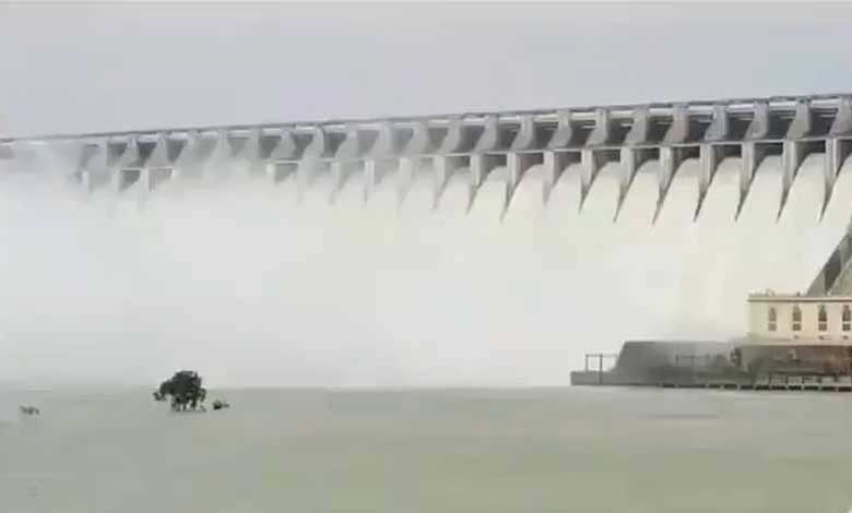 Telangana News : 26 Gates of Nagarjuna Sagar Project Opened - Video