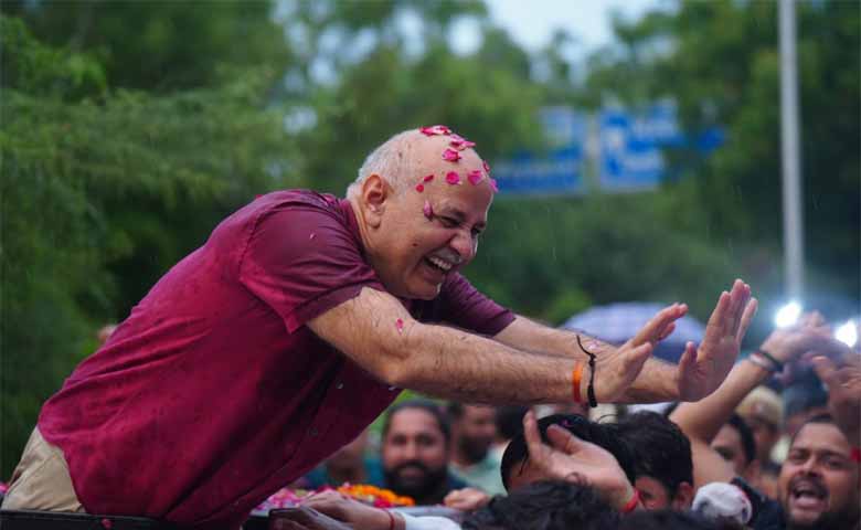 Breaking News | Manish Sisodia walks out of Tihar jail after 17 months