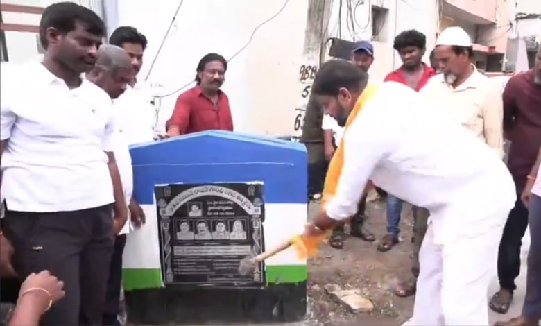 Andhra News | MLA Sheikh Nazeer Ahmed vandalises plaques (Video)