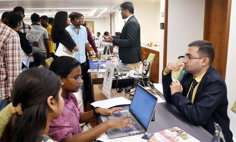 TEXAS REVIEW 2 Texas Review Hosts Record-Breaking USA Education Fair with Over 500 Student Participants