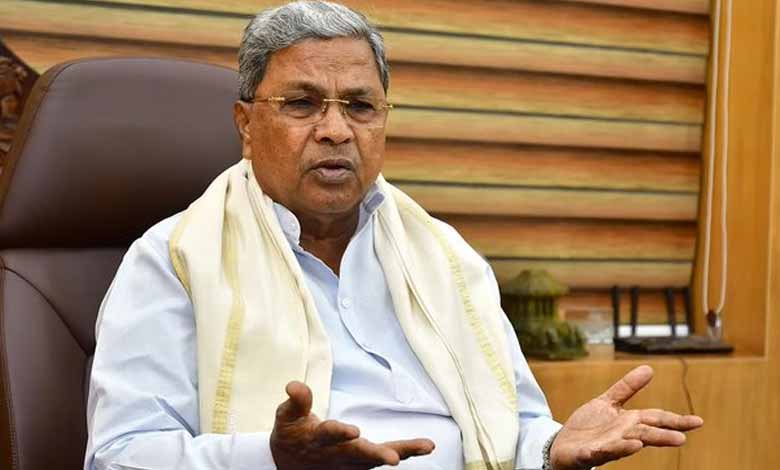 Political slugfest erupts in Karnataka over Guv's nod for probe against CM