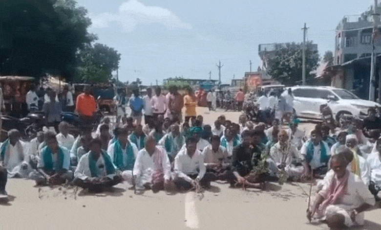 Farmers Stage Road Blockade Demanding Complete Loan Waiver