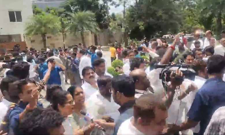 Defected MLA reaches BRS MLA's house, dares him to come out