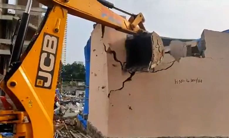 HYDRA Conducts Demolition in Kokapet, Local Residents Clash with Officials