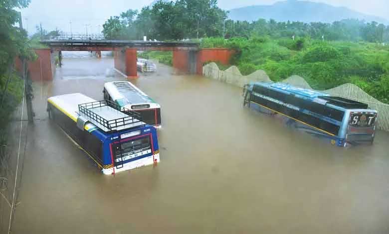 Telangana | Heavy Rains Lash Andhra Pradesh, Paralyze Normal Life; One Dead in Vijayawada Landslide