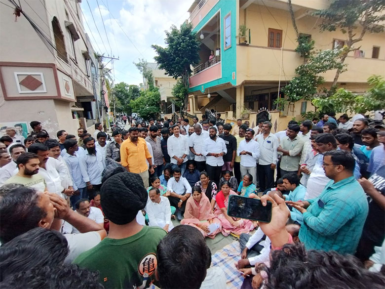 Residents of Chaitanyapuri, Hyderabad, stand united against the Musi River Development Project demolitions, protesting HYDRA’s actions that threaten their homes.