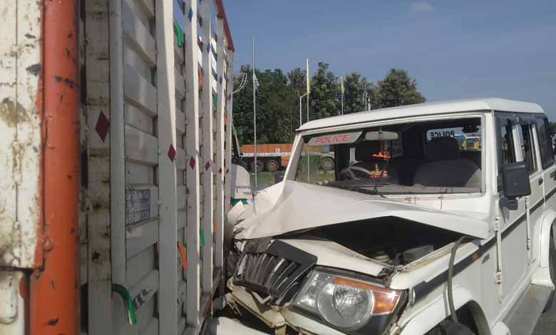 Narrow escape for Andhra minister as escort vehicle meets with accident