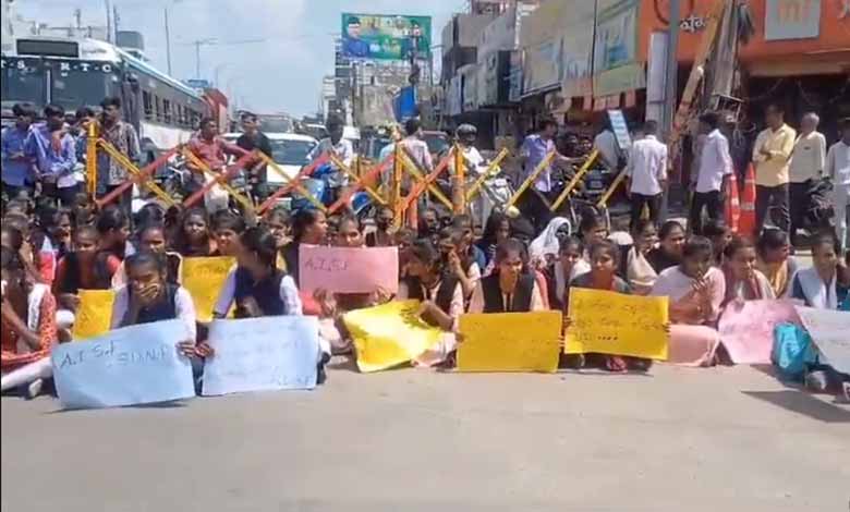 Telangana News | Students Protest Over Delayed Bus Services in Shadnagar