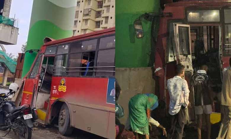 Eight injured after ST bus crashes into pillar at metro rail construction site in Thane