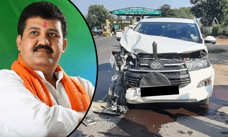 One hurt as Maharashtra minister Sanjay Rathod's car hits pickup in Yavatmal district