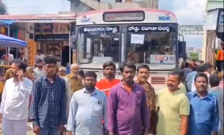 Telangana News | Protest in Front of Medak Bus Stand Over Excessive Bus Fares