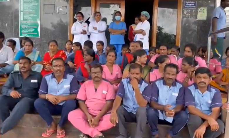 MCH Hospital Outsourcing Employees Protest Over Unpaid Salaries for 6 Months