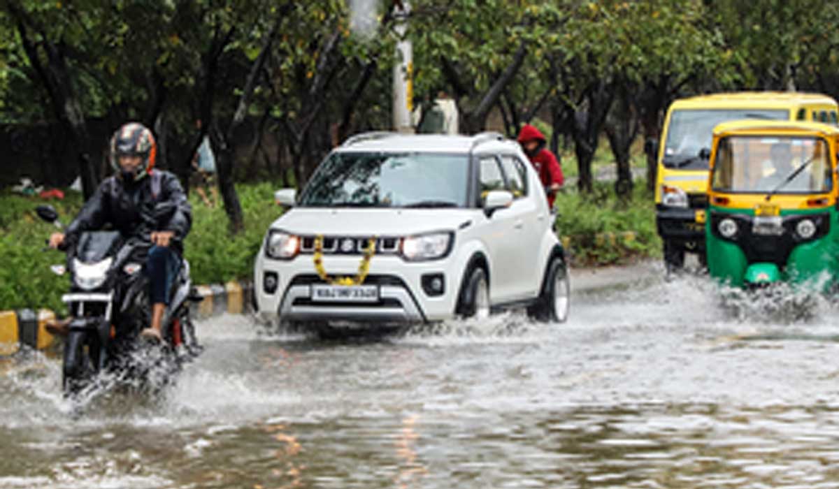 Heavy rains wreak havoc in Bengaluru, schools & colleges to remain closed on Wed