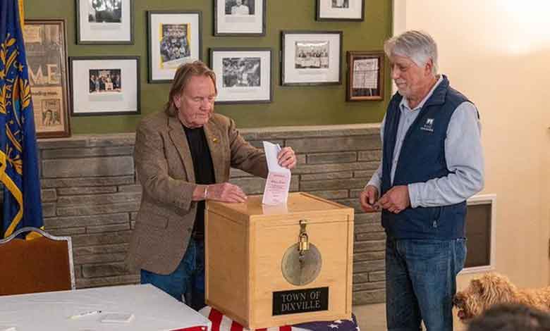 US election day voting begins with first ballots cast in New Hampshire