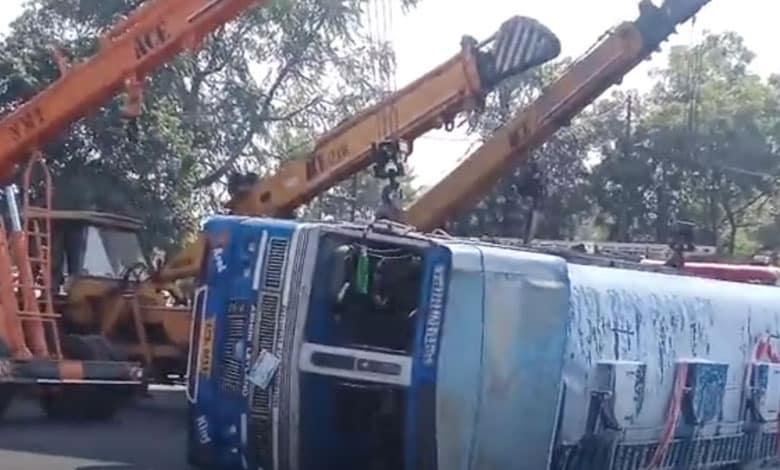 Breaking News | Diesel Tanker Overturns Near Secunderabad-Mettuguda Stretch, Traffic Disrupted: Video