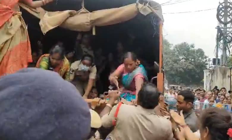 ASHA worker slaps policeman during protest in Hyderabad