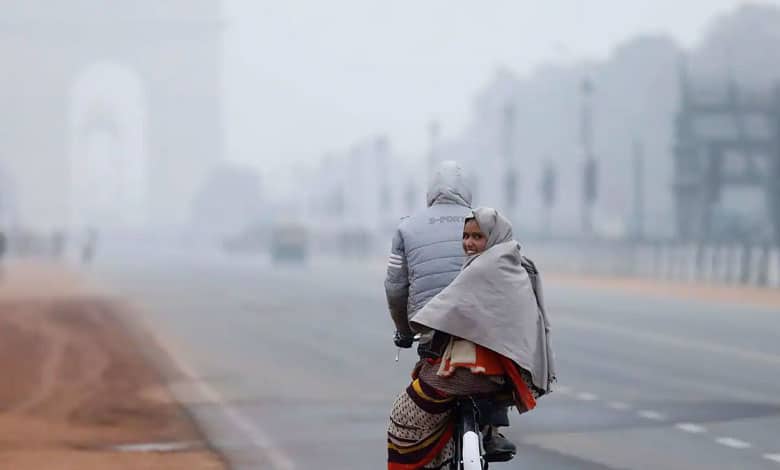 DELHI AIR 5 Dense Fog and 'Very Poor' Air Quality Disrupt Delhi: Flights, Trains Delayed