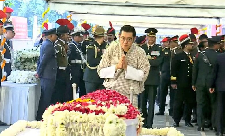 Leaders and Foreign Dignitaries Pay Final Respects to Former Prime Minister Manmohan Singh at Nigambodh Ghat