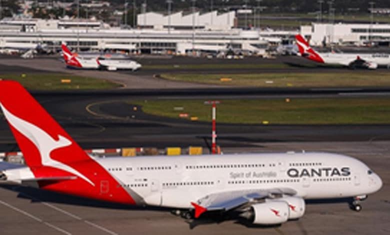 Travellers in Australia warned of flight delays as Qantas engineers go on strike