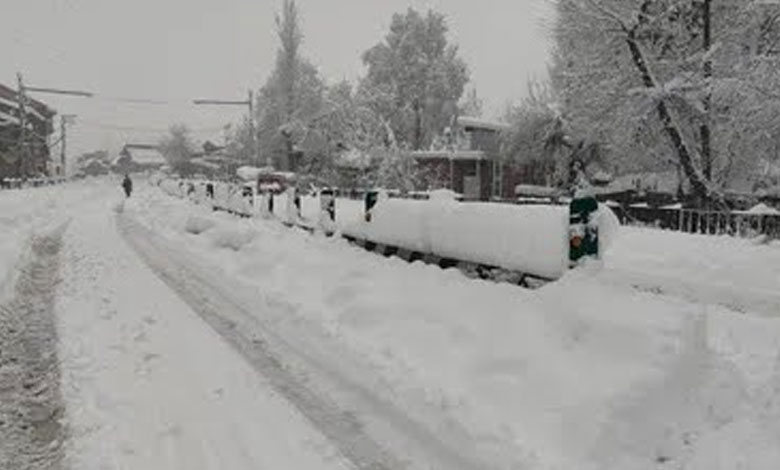 SNOW Fresh snowfall lashes Kashmir Valley, more likely between January 4-6